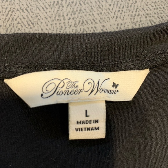 The Pioneer woman beautiful blouse. Black with Floral Sheer Sleeves Size Large - Picture 2 of 8